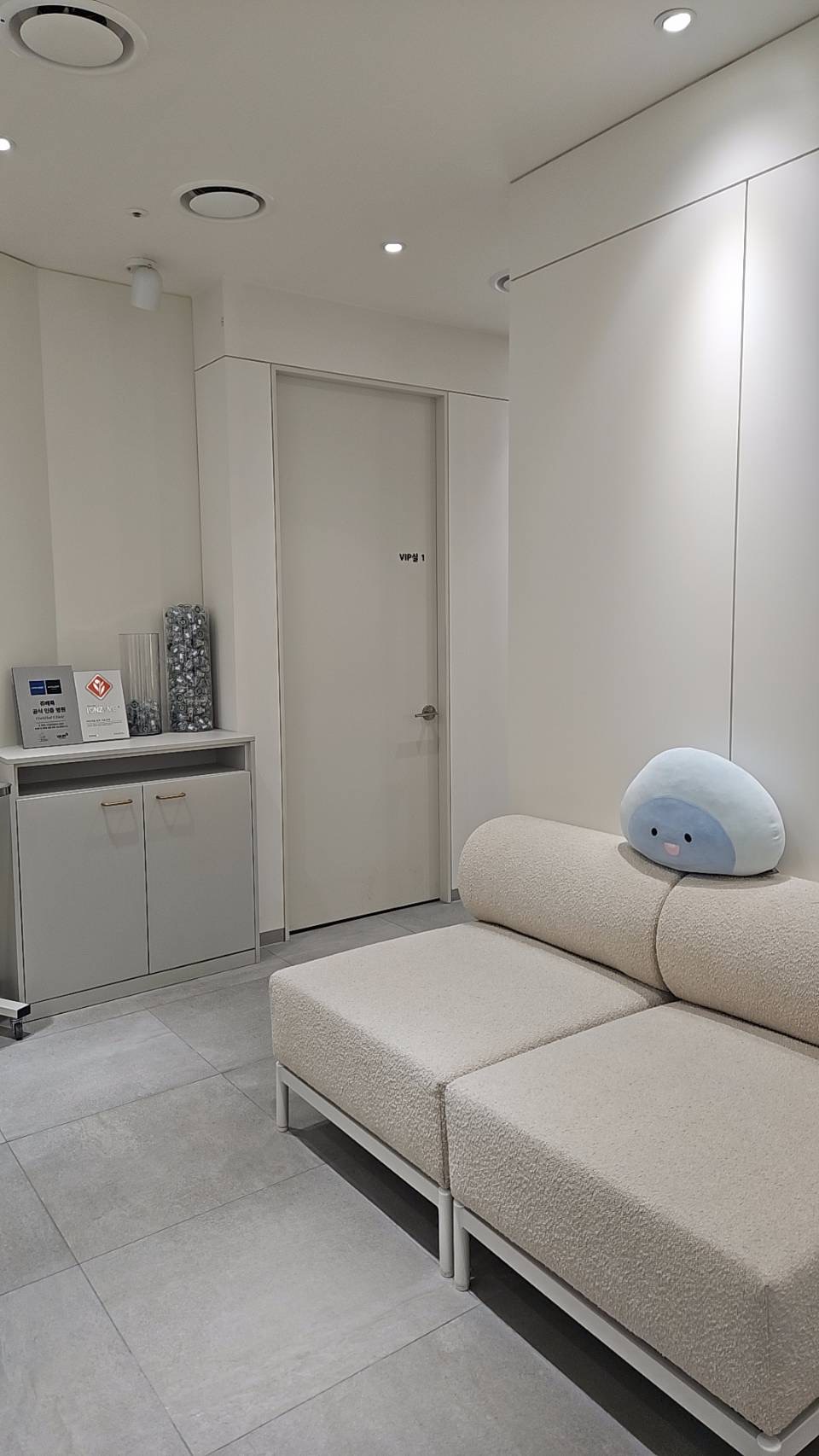 The River Dermatology Clinic (더리버 피부과 의원) clinic