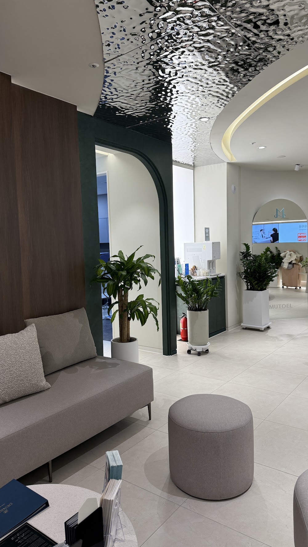 뮤토엘성형외과의원 (MUTOEL Plastic Surgery) — clinic photo 2